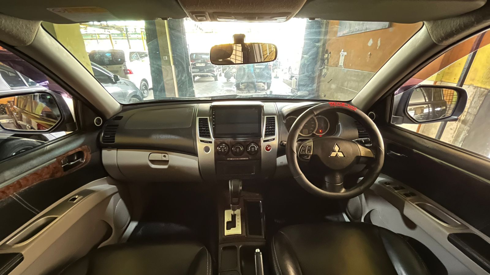 Mitsubishi PAJERO SPORT  2.5  2011